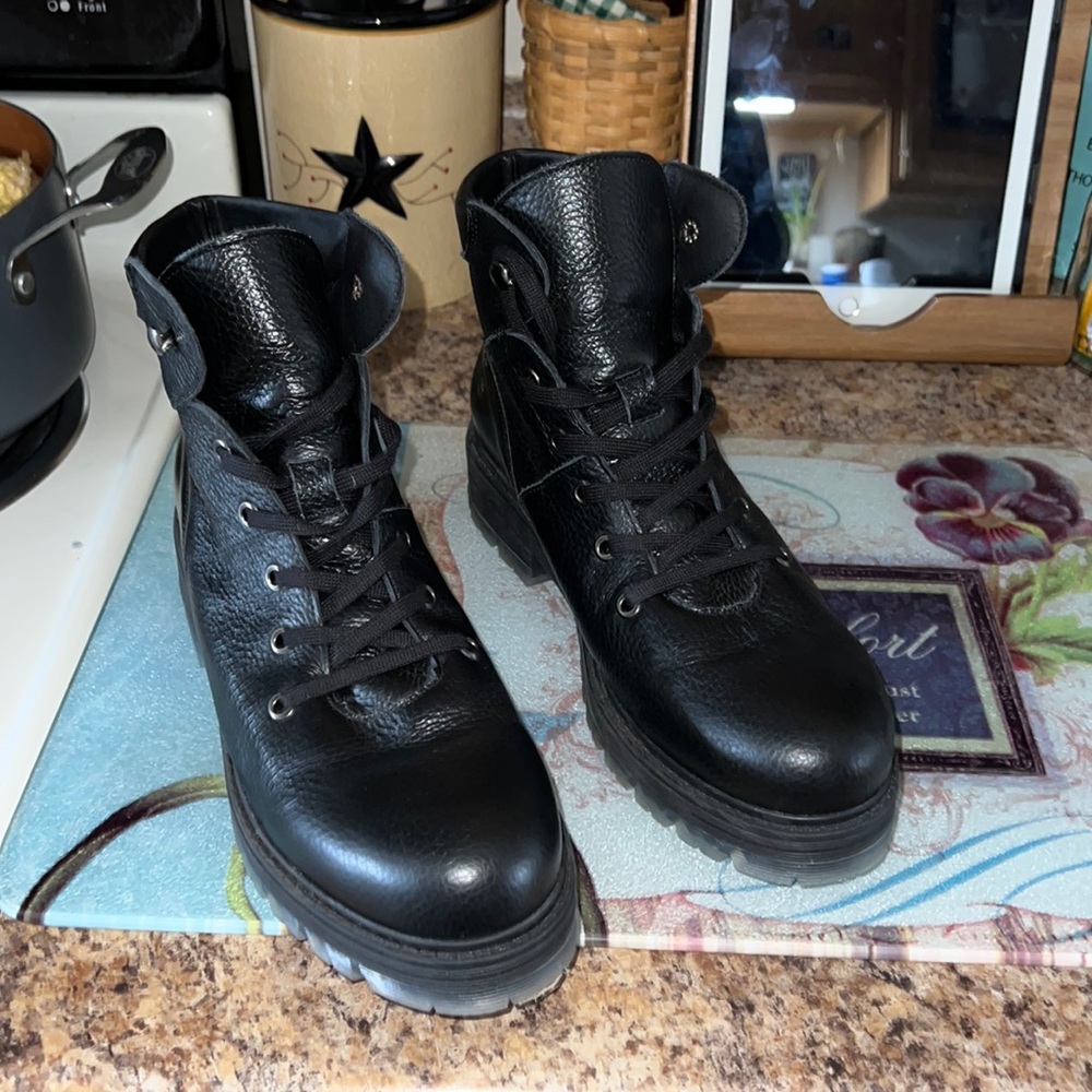 Avellini black leather combat boots size 9 / 40